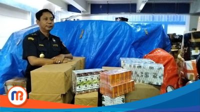 Kepala Seksi Penyuluhan Bea Cukai Madura, Andru menunjukkan Barang bukti Rokok ilegal yang diserahkan ke Bea Cukai Madura