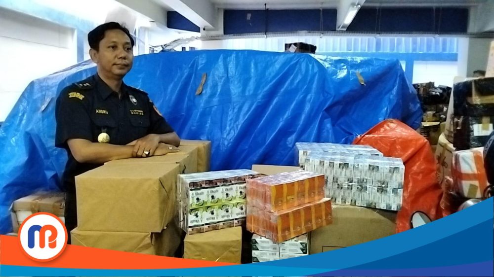Kepala Seksi Penyuluhan Bea Cukai Madura, Andru menunjukkan Barang bukti Rokok ilegal yang diserahkan ke Bea Cukai Madura
