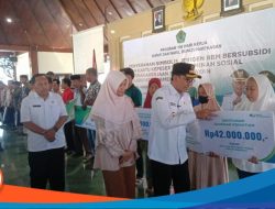 Pemkab Pamekasan Serahkan Simbolis Jerigen BBM Subsidi dan Kartu BPJS Ketenagakerjaan untuk Nelayan