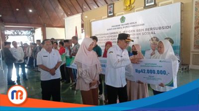 Bupati Pamekasan Kholilurrahman didampingi Kepala BPJS Ketenagakerjaan Pamekasan Anita Ardhiana menyerahkan secara Simbolis Jerigen BBM Bersubsidi dan Kartu BPJS Ketenagakerjaan bagi Nelayan di Pamekasan