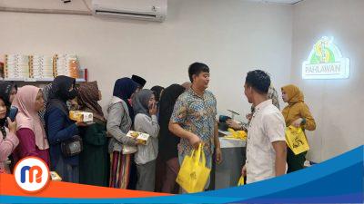Ratusan warga antri grand opening lapis kukus pahlawan