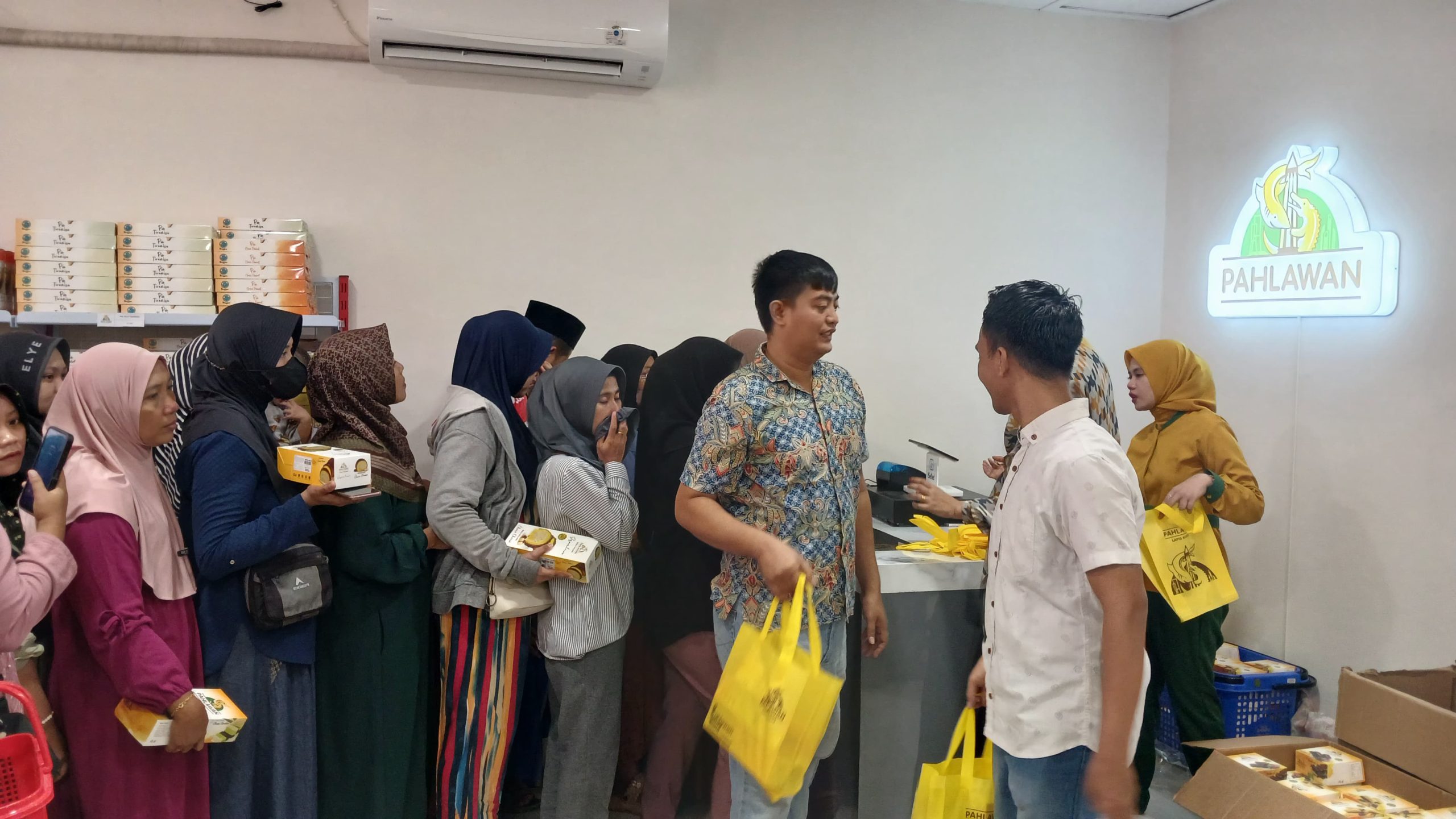 Ratusan warga antri grand opening lapis kukus pahlawan