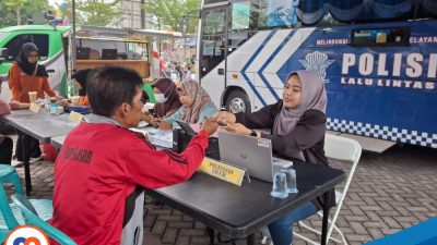 Salah satu warga memanfaatkan layanan publik, untuk perpanjangan STNK di CFD Hari Bhayangkara ke-79
