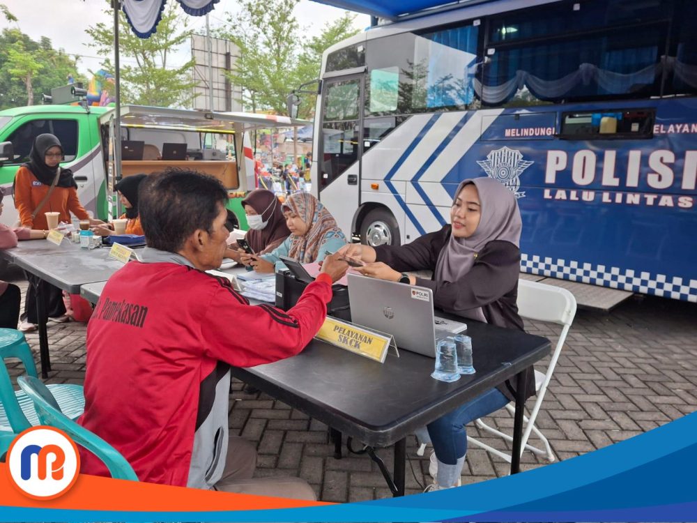 Salah satu warga memanfaatkan layanan publik, untuk perpanjangan STNK di CFD Hari Bhayangkara ke-79