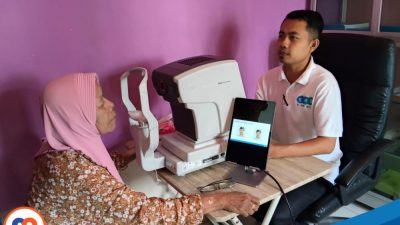 Warga Jatra Timur sedang memeriksakan kesehatan matanya ke petugas klinik KMU di Kantor Desa Jatra Timur