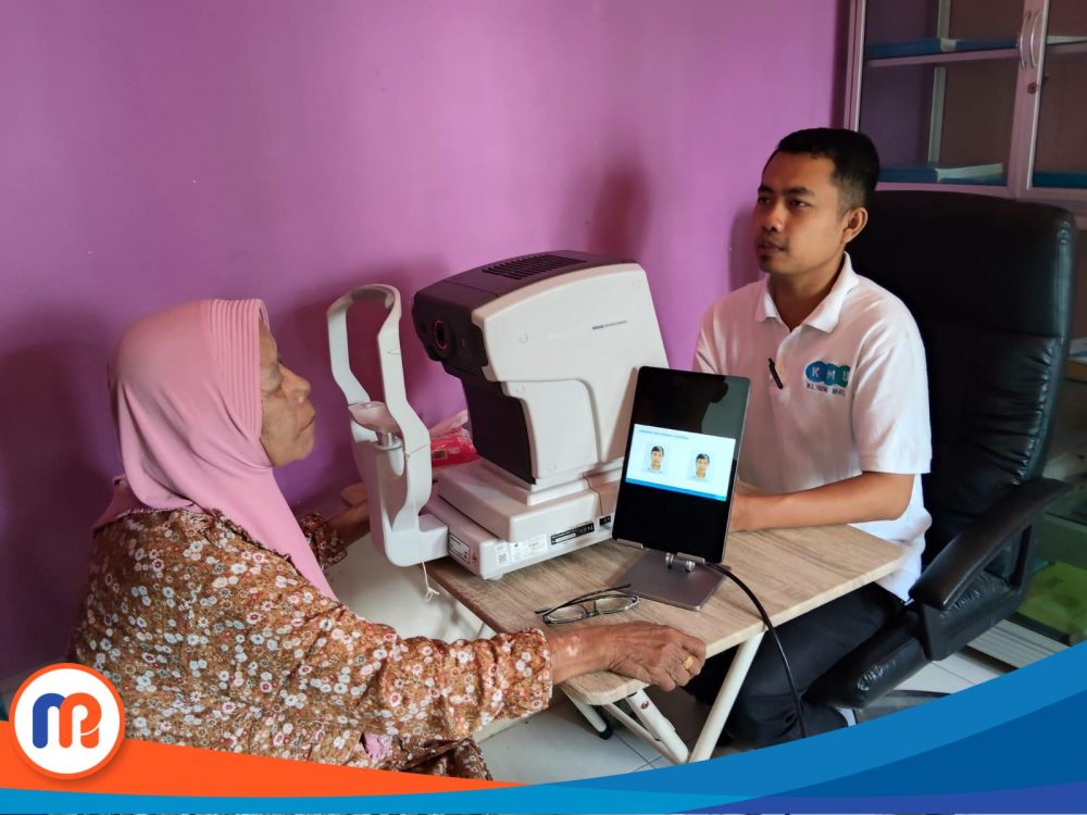 Warga Jatra Timur sedang memeriksakan kesehatan matanya ke petugas klinik KMU di Kantor Desa Jatra Timur