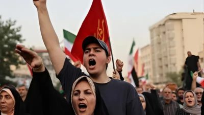 Potret kerumunan warga menunjukkan suasana pasca-kesepakatan gencatan senjata antara Iran dan Israel yang mulai berlaku Rabu, 25 Juni 2025. Baik Iran maupun Israel sama-sama mengklaim kemenangan dalam konflik selama 12 hari ini.