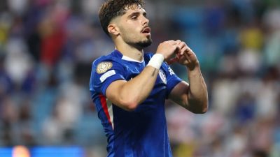 Pedro Neto merayakan gol krusialnya di babak perpanjangan waktu saat membantu Chelsea membungkam SL Benfica 4-1 di Bank of America Stadium, Charlotte, Minggu (29/06/2025) dini hari. Winger asal Portugal itu tampil gemilang di laga penuh drama yang mengantarkan The Blues ke perempat final.