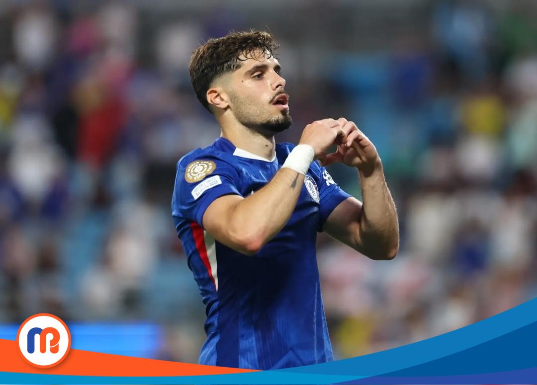 Pedro Neto merayakan gol krusialnya di babak perpanjangan waktu saat membantu Chelsea membungkam SL Benfica 4-1 di Bank of America Stadium, Charlotte, Minggu (29/06/2025) dini hari. Winger asal Portugal itu tampil gemilang di laga penuh drama yang mengantarkan The Blues ke perempat final.