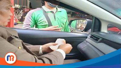 Kepala Seksi Intelijen Kejaksaan Negeri (Kejari) Pamekasan, Ahmad Iriyanto Sudaryono, melaksanakan aksi sosial dengan membagikan kerupuk dan sejumlah uang