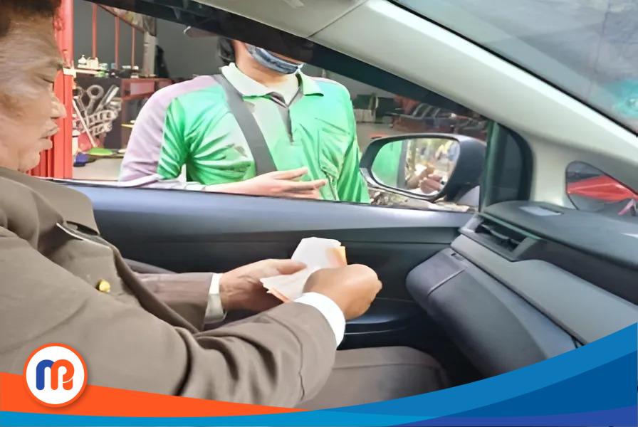 Kepala Seksi Intelijen Kejaksaan Negeri (Kejari) Pamekasan, Ahmad Iriyanto Sudaryono, melaksanakan aksi sosial dengan membagikan kerupuk dan sejumlah uang