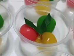 Legitnya Kue Putri Mandi, Kudapan Tradisional Penuh Warna dan Rasa