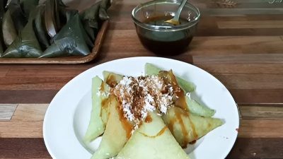 Lupis, simbol kuliner Jawa yang sarat makna dan tradisi, tetap bertahan di tengah arus modernisasi. Hidangan berbahan dasar ketan ini tak pernah absen dari pasar tradisional, menyapa pagi dengan aroma manis yang membangkitkan kenangan.