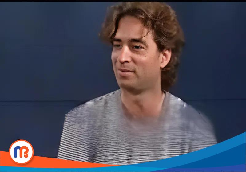 Michael Hardt adalah sastrawan dan filsuf politik Amerika Serikat