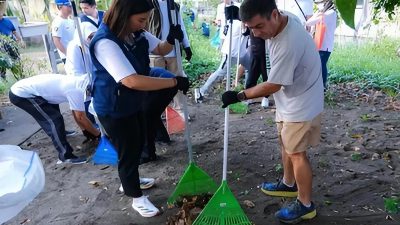 Wakil Menteri Pariwisata (Wamenpar), Ni Luh Puspa, dalam Gerakan Wisata Bersih (GWB) di Pantai Lovina, Buleleng, Bali — inisiatif yang tak hanya menyapu pasir dari sampah, tetapi juga membuka jalan baru bagi pariwisata yang lebih merata dan berkelanjutan.