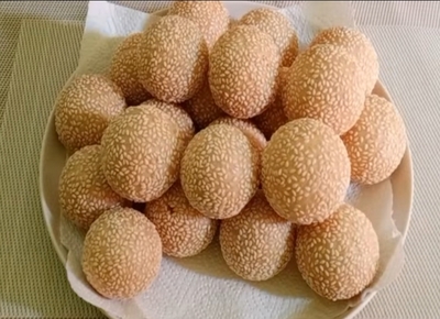 Tangkapan layar onde-onde terbuat dari tepung terigu atau ketan, berasal dari Tiongkok atau China. Jajanan ini kenyal dan lezat untuk disantap