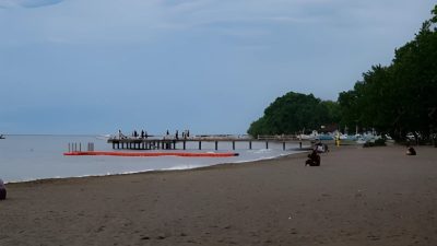 Di ujung utara Pulau Dewata, Pantai Lovina di Buleleng menghadirkan wajah Bali yang lebih tenang dan otentik—jauh dari keramaian wisata di selatan pulau.