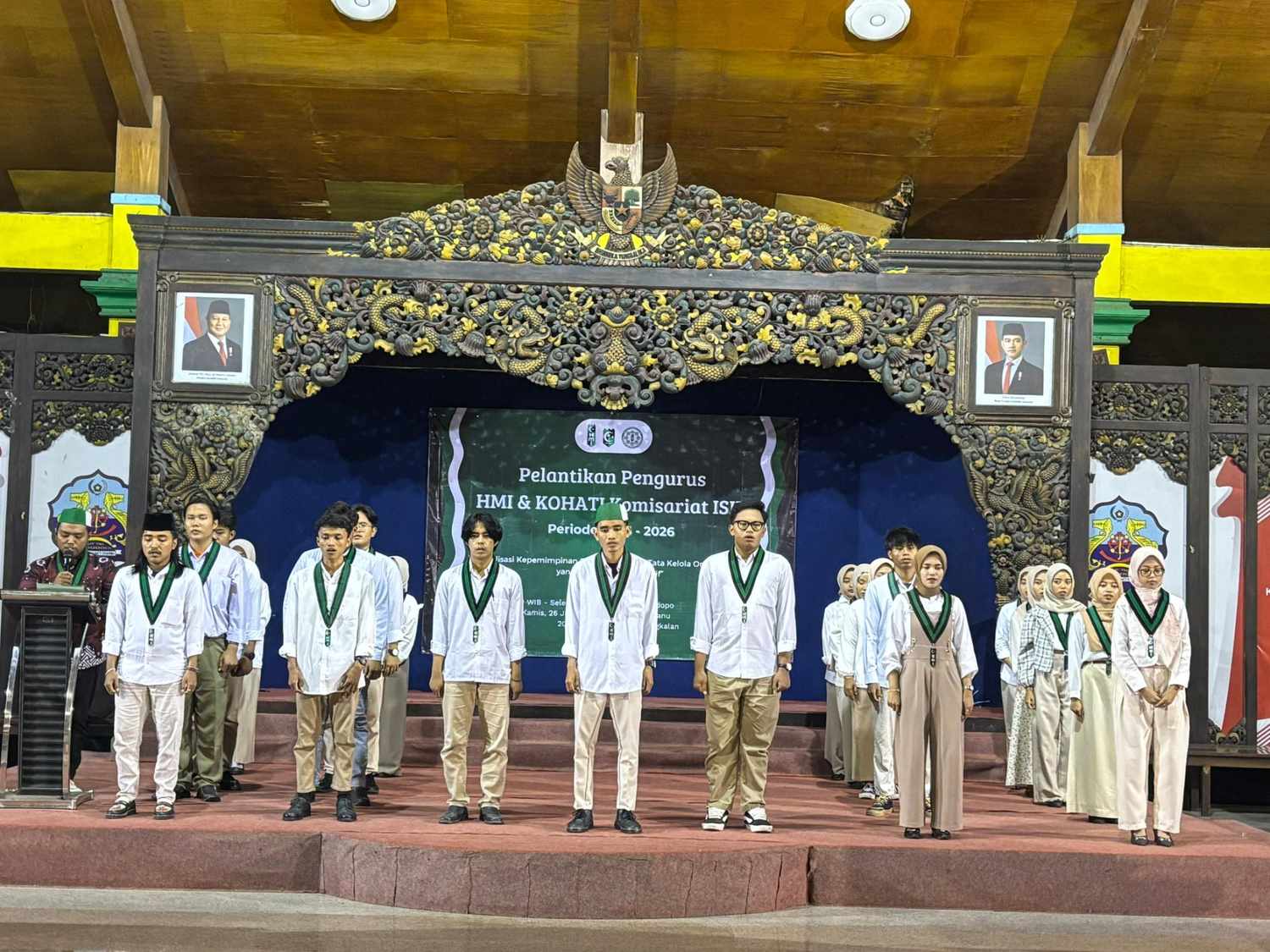 Para pengurus Himpunan Mahasiswa Islam (HMI) Komisariat Ilmu Sosial dan Ilmu Budaya periode 2025–2026 mengikuti prosesi pelantikan di Pendopo Pratanu, Kabupaten Bangkalan, pada Kamis, 26 Juni 2025. Momen ini menandai dimulainya masa kepemimpinan baru dengan semangat revitalisasi organisasi.