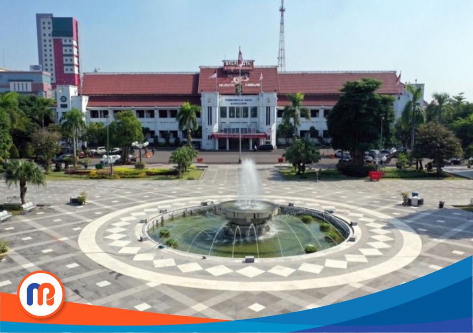 Kantor Pemerintah Kota (Pemkot) Surabaya menjadi pusat pengambilan kebijakan baru yang membatasi jam malam bagi anak sekolah atau pelajar di Kota Surabaya. Melalui Dispendik Surabaya, aturan ini diterapkan untuk mendukung tumbuh kembang anak dan mencegah kenakalan remaja.