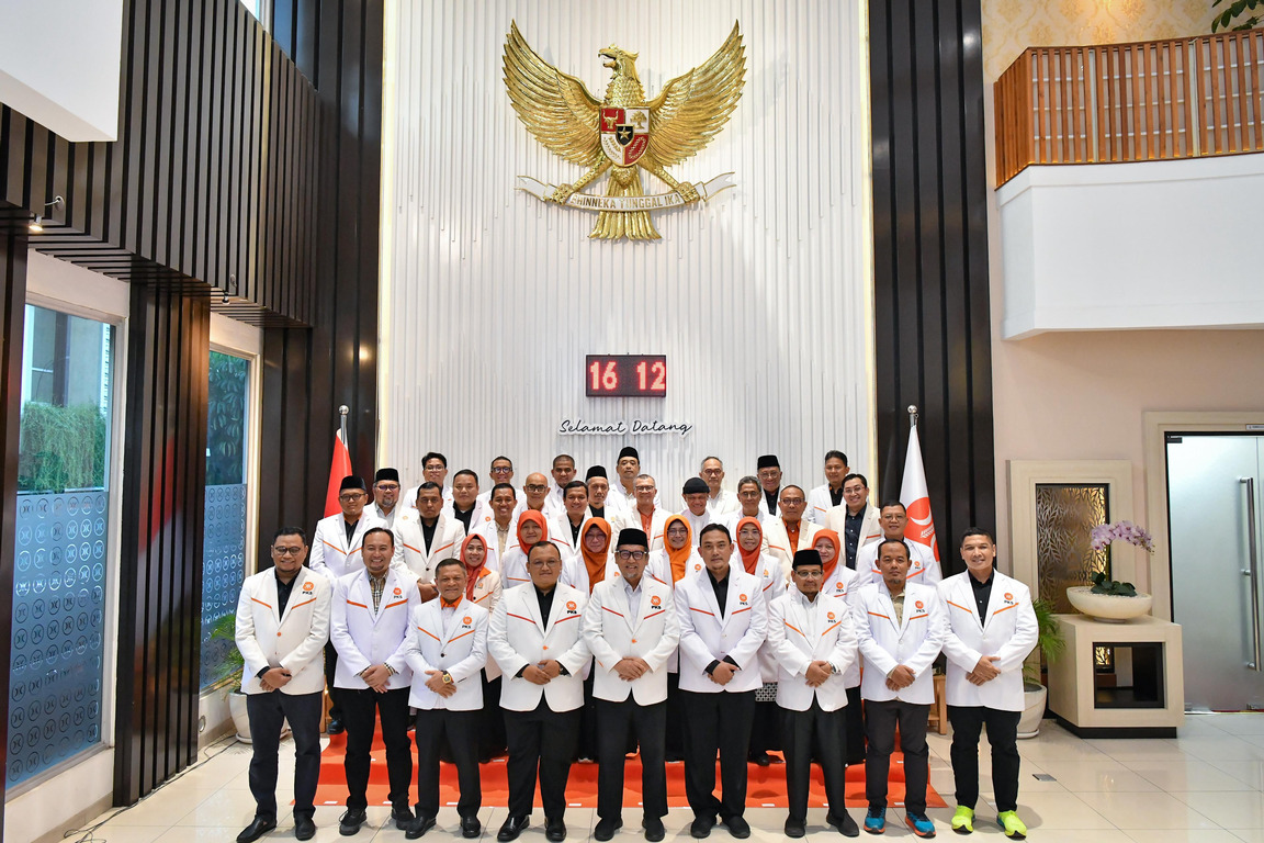 Jajaran pengurus Dewan Pengurus Pusat (DPP) Partai Keadilan Sejahtera (PKS) periode 2025–2030 berdiri dalam satu barisan, mencerminkan kesinambungan dan arah baru partai menjelang kontestasi politik nasional berikutnya. Potret resmi yang dirilis PKS pada Senin (23/06/2025) ini menandai awal masa kepemimpinan yang berambisi memperluas pengaruh dan memperkuat posisi partai di kancah politik Indonesia.
