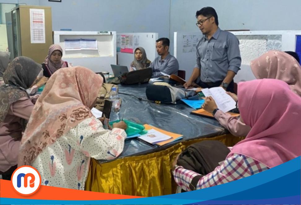 Moh. Shiddiq, S.Kep., Ns., M.Tr.Kep., Kaprodi D3 Keperawatan UNT Sampang, berdiskusi bersama civitas akademika dan para mahasiswa dalam sebuah rapat koordinasi yang bertujuan menyelaraskan persepsi dan strategi pelaksanaan praktik keperawatan gerontik dan keluarga di berbagai puskesmas Kabupaten Sampang. (Sumber foto: Wahyudin/Madurapers, 2025)
