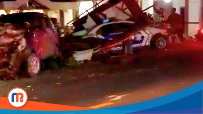 Dua unit mobil patroli polisi dan satu mobil Suzuki Ertiga menabrak pagar dan teras rumah warga di Desa Burneh, Kecamatan Burneh, Kabupaten Bangkalan