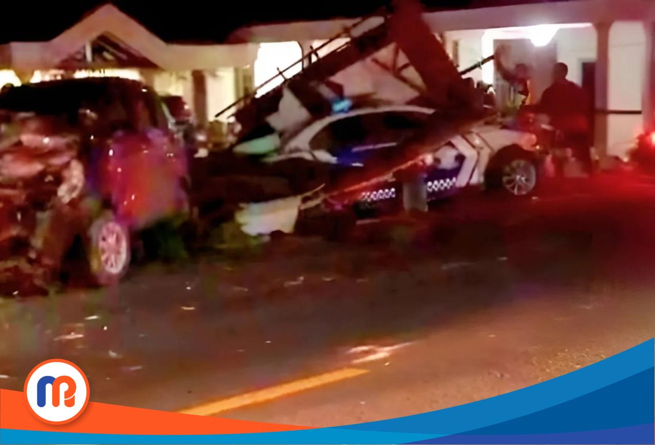 Dua unit mobil patroli polisi dan satu mobil Suzuki Ertiga menabrak pagar dan teras rumah warga di Desa Burneh, Kecamatan Burneh, Kabupaten Bangkalan