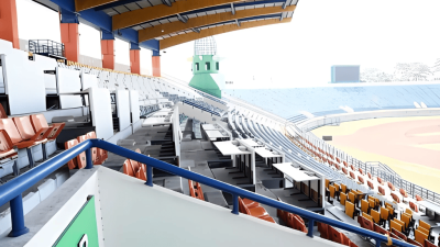 Tribun megah Stadion Si Jalak Harupat berdiri kokoh di bawah langit cerah Bandung, Jawa Barat. Arena kebanggaan masyarakat Jawa Barat ini masuk dalam daftar venue resmi turnamen pra-musim "Piala Presiden 2025".