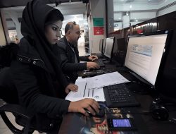 Saat Sinyal Kembali, Warga Iran Bernapas Lega di Tengah Bayang-bayang Serangan