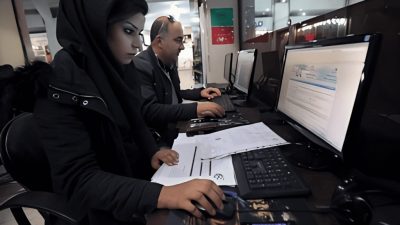 Warga Iran di sebuah warung internet di pusat kota Teheran