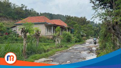 Pengendara R2 melintas dijalan Batulenger-Karangpenang dengan penampakan jalan yang rusak parah