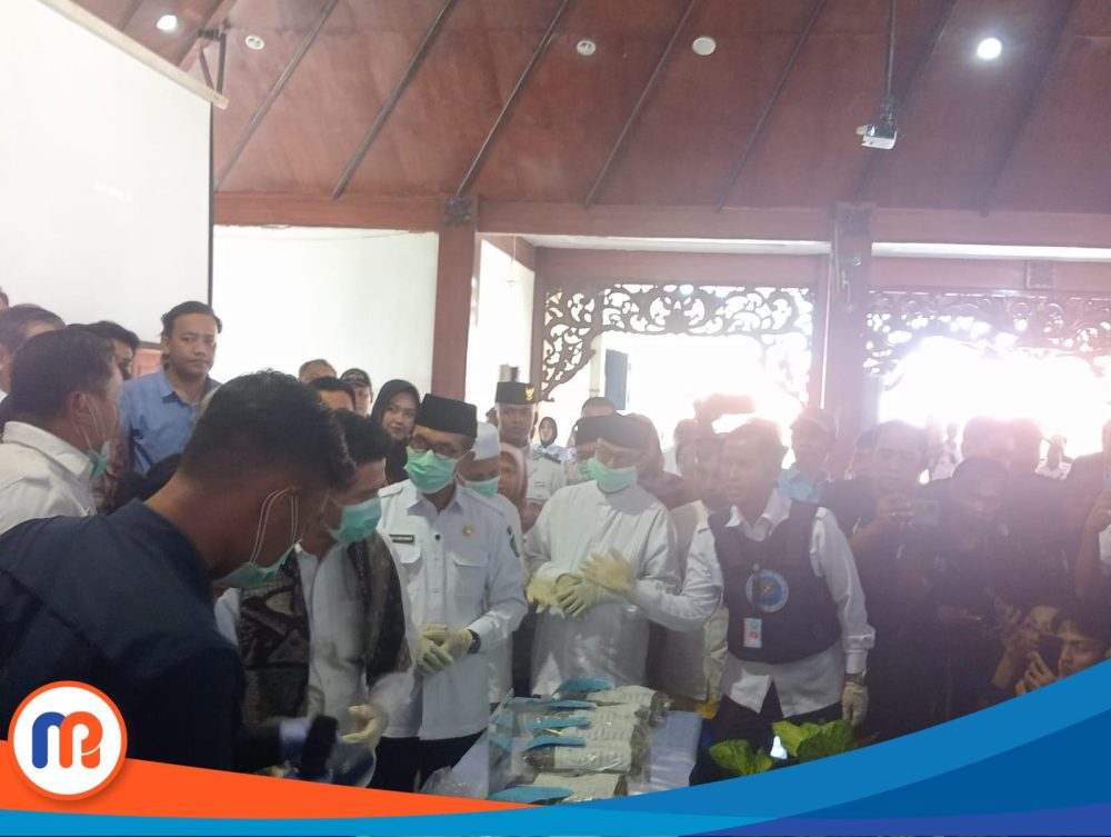 Konfrensi pers Pemusnahan Sabu dan Ganja oleh BNNP Jawa Timur di Pendopo Ronggosukowati bersama Kepala BNN RI, Wakil Gubernur Jawa Timur, Bupati dan Wakil Bupati Pamekasan