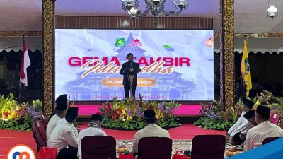 Bupati Sumenep, Achmad Fauzi Wongsojudo saat menyampaikan sambutannya pada Gema Takbir dalam rangka menyambut malam Hari Raya Idul Adha 1446 Hijriah