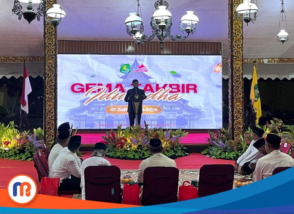 Bupati Sumenep, Achmad Fauzi Wongsojudo saat menyampaikan sambutannya pada Gema Takbir dalam rangka menyambut malam Hari Raya Idul Adha 1446 Hijriah