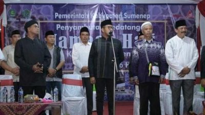 Bupati Sumenep, Achmad Fauzi Wongsojudo, secara langsung menyambut kedatangan ratusan jemaah haji