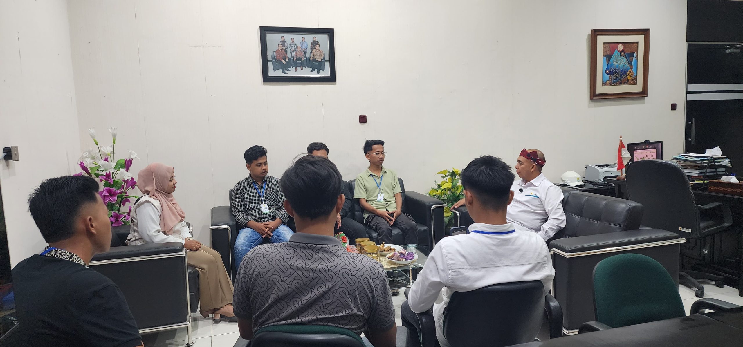 Manager PLN UP3 Madura Fahmi Fahresi bersama mahasiswa madura di Kantor PLN UP3 Madura