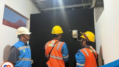 Manager ULP Pamekasan, Agus Riyadi, bersama tim teknik cek Keandalan Listrik di Pusat Kuliner Food Colony