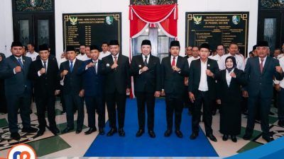 Muhammad Nur Mustakim (Kiri) Bersama Bupati, Wakil Bupati, Ketua DPRD Sampang dan para direksi PDAM dan PT. GSM usai dilantik