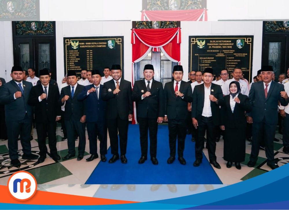 Muhammad Nur Mustakim (Kiri) Bersama Bupati, Wakil Bupati, Ketua DPRD Sampang dan para direksi PDAM dan PT. GSM usai dilantik