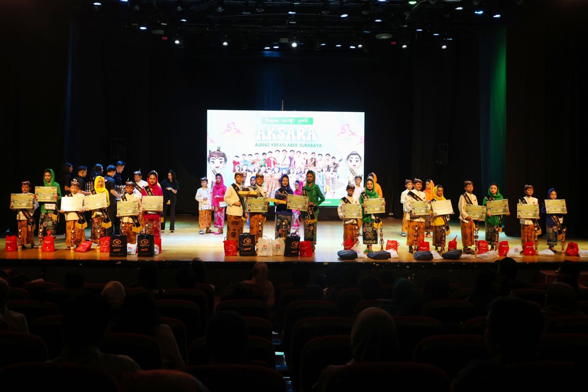 Pemerintah Kota Surabaya, bekerja sama dengan Paguyuban Cak dan Ning, menggelar pemilihan “Cak dan Ning Cilik” untuk kedua kalinya di Balai Budaya, Minggu, 22 Juni 2025. Dari sekitar 300 pendaftar dari seluruh kecamatan, sebanyak 30 anak terpilih sebagai representasi talenta muda kota. Ajang ini bertujuan untuk menumbuhkan rasa bangga terhadap budaya lokal di kalangan generasi penerus.