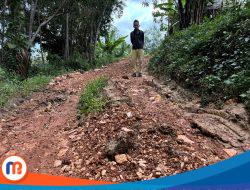 Pelaksanaan Proyek Makadam di Tlagah Sampang Diduga Bermasalah, Pj Kades Bungkam