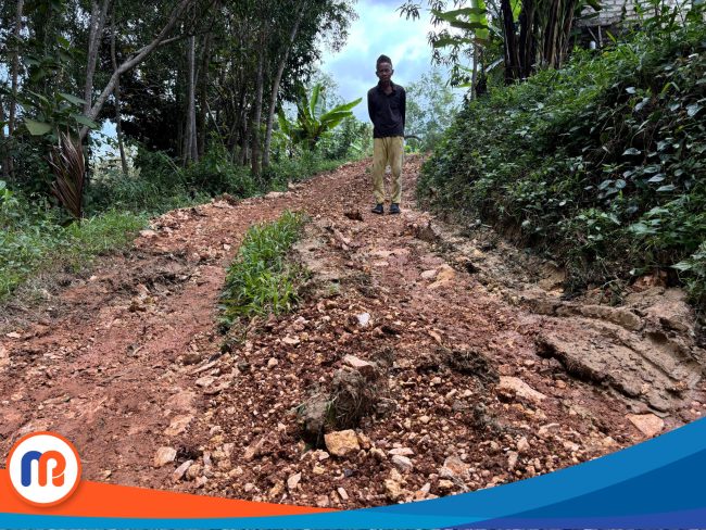 Warga setempat saat melewati jalan makadam yang diduga asal jadi di Duaun Toguran, Desa Tlagah, Kecamatan Banyuates, Kabupaten Sampang
