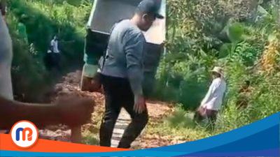 Sahrawi, mentor Pj Kades Tlagah (Bertopi dan bersepatu) saat memantau pengerjaan proyek makadam di lokasi