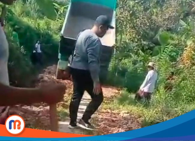 Sahrawi, mentor Pj Kades Tlagah (Bertopi dan bersepatu) saat memantau pengerjaan proyek makadam di lokasi