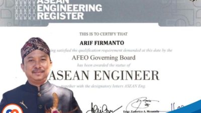 Kolase Kepala Bappeda Sumenep dengan sertifikat ASEAN Engineer di Vietnam