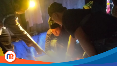 Petugas saat memeriksa korban pembnuhan di TKP