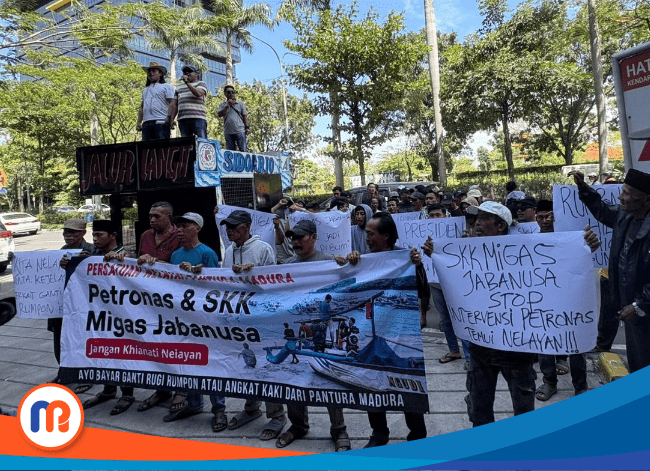 Massa aksi nelayan madura saat berorasi di depan Kantor SKK Migas Jabanusa di Telkom Landmark, Jl. Dr. Ir. H. Soekarno No.175 Tower, Lt. 16, Klampis Ngasem, Sukolilo, Surabaya