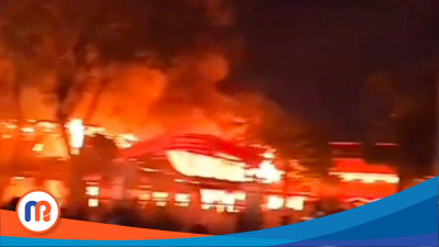 Kobaran api nampak melalap gedung negara Grahadi Surabaya sisi sebalah barat