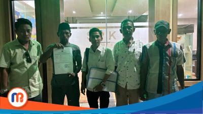 Nelayan asal Desa Batioh Sampang (Menunjukkan bukti laporan) didampingi kuasa hukum dan ketua DPC Projo Sampang, di depan gedung SPKT Polda Jatim