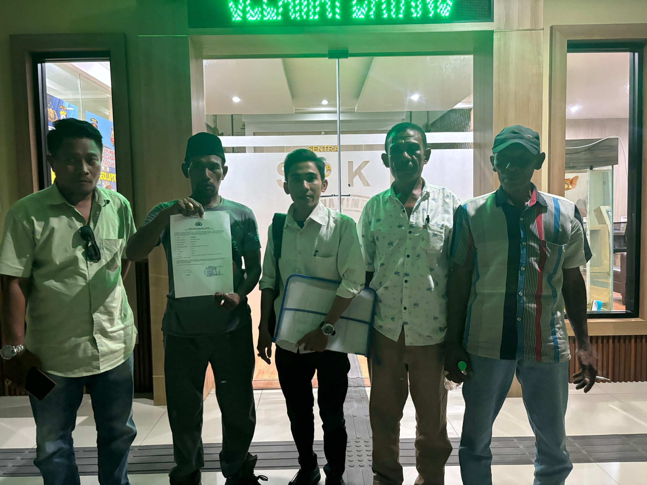 Nelayan asal Desa Batioh Sampang (Menunjukkan bukti laporan) didampingi kuasa hukum dan ketua DPC Projo Sampang, di depan gedung SPKT Polda Jatim